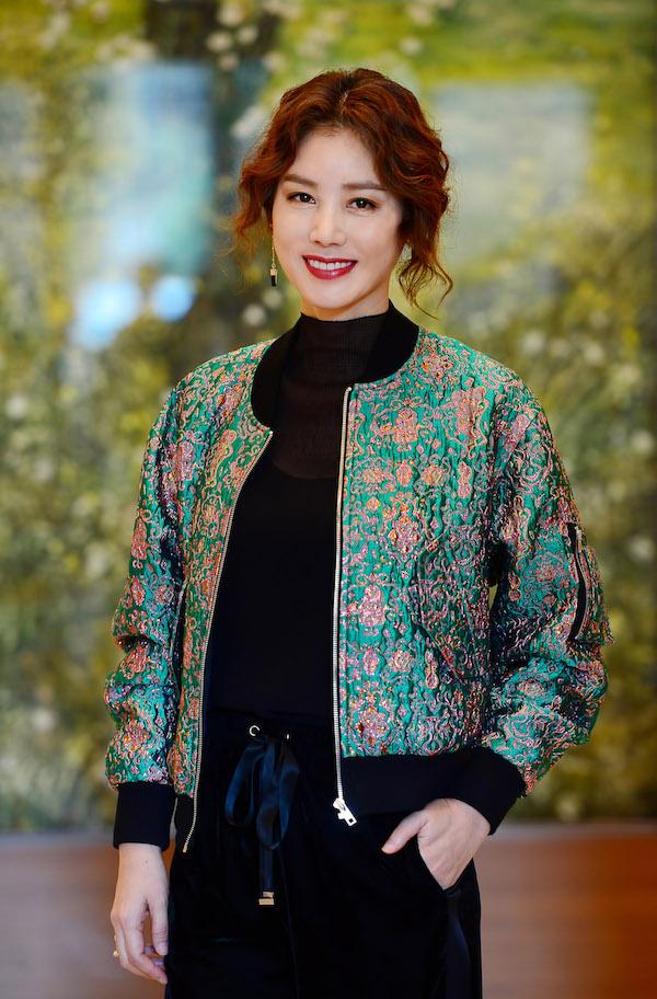 金成铃越南拍时装写真纪念出道30周年,50岁冻龄美女惹人羡!