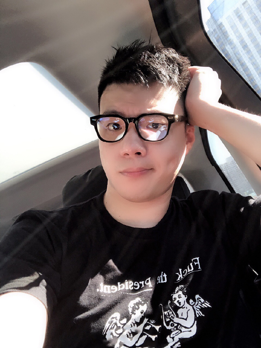 黄芊玲和爸爸逛街,累了就趴在爸爸肩膀上睡着了,父女俩好温馨