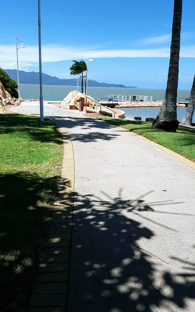 垦丁白沙湾海滩 白沙湾海滩以其细软的白沙滩和清澈的海水而著名,是