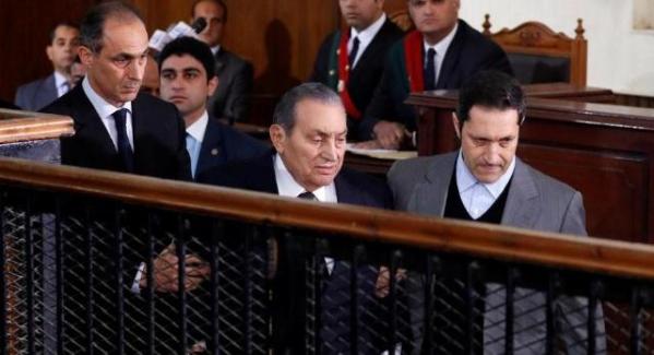 埃及前总统穆尔西受审 穆巴拉克出庭作证