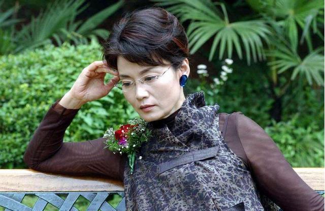 朱军一辈子都想娶的女人,24岁下嫁丑男,32岁离婚,66岁皈依佛门!