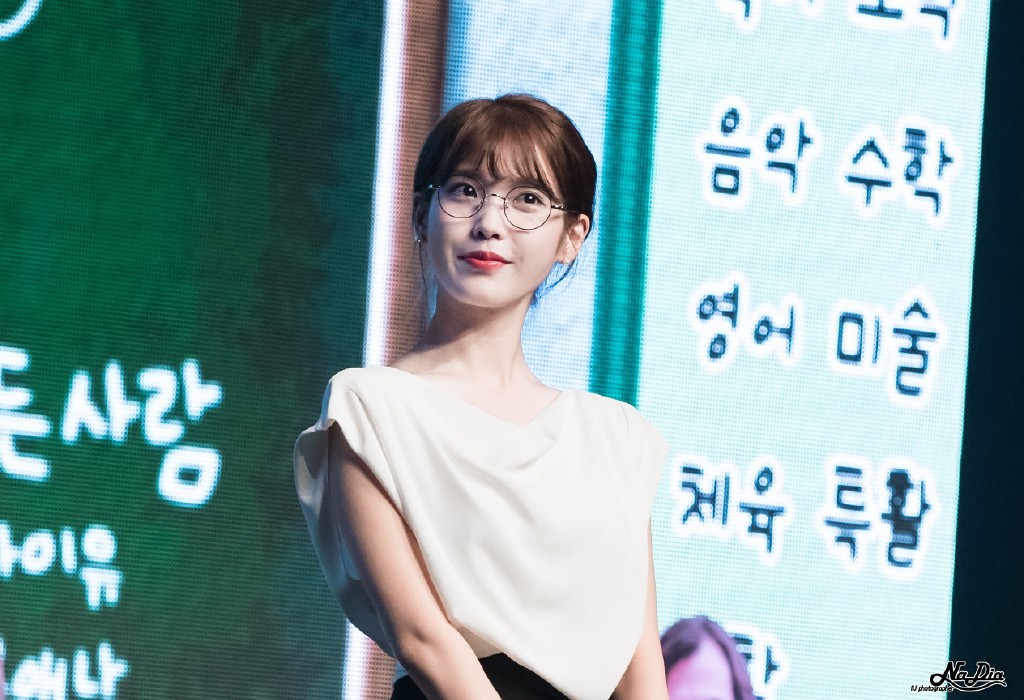iu八周年fm美图,戴眼镜的李老师太甜了