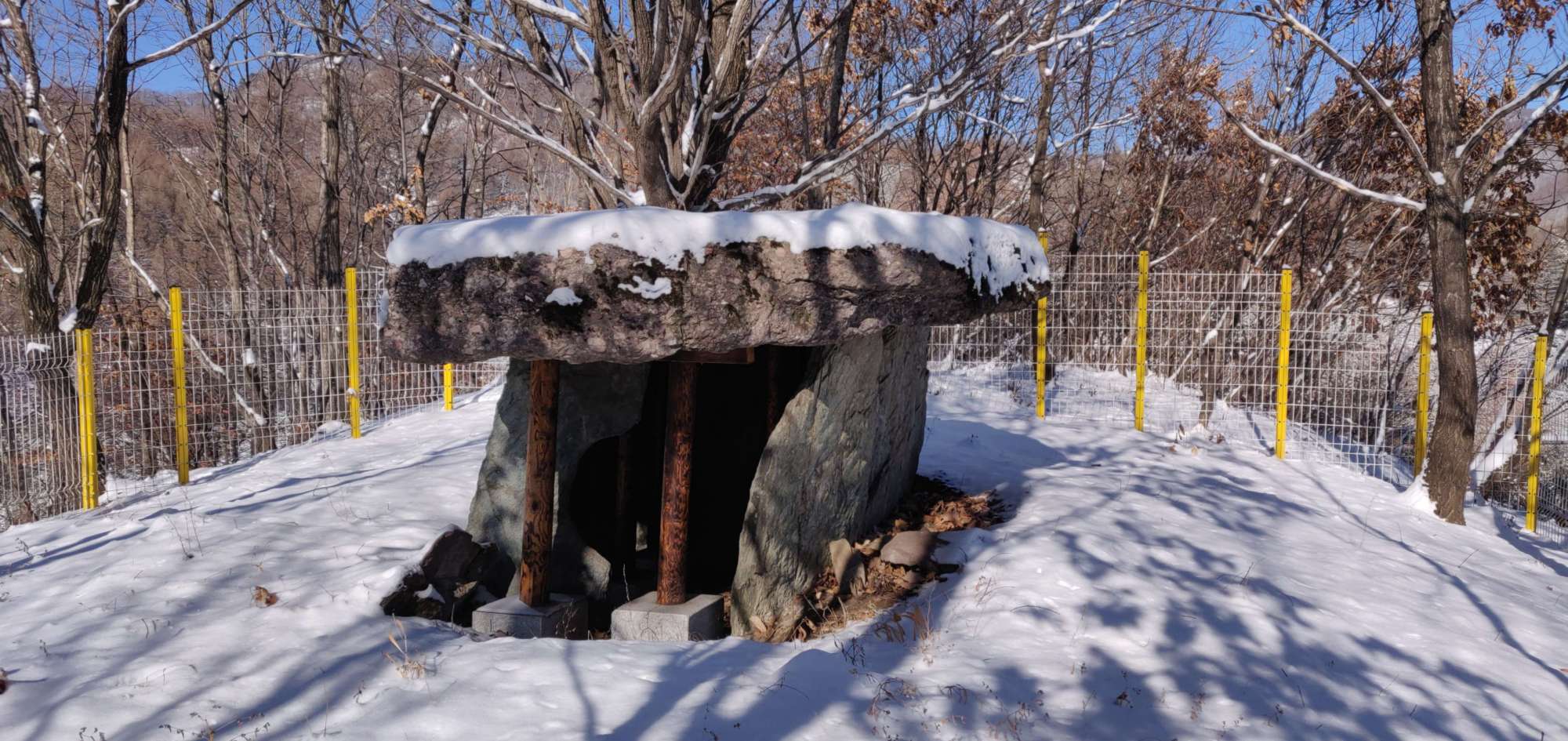 梅河口:东北最大的春秋墓葬群"辉发河上游石棚墓群"