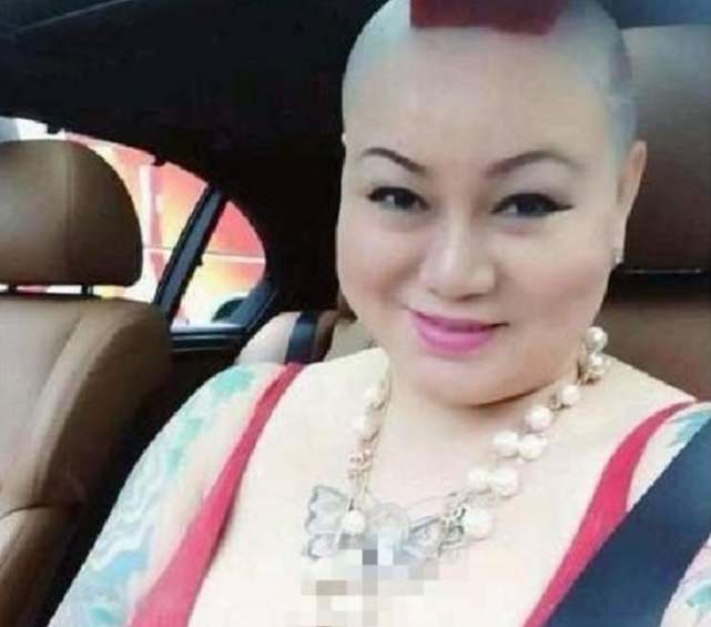 "宾利姐"网上炫富晒豪车,抱怨40岁仍单身,看到照片:谁敢追?