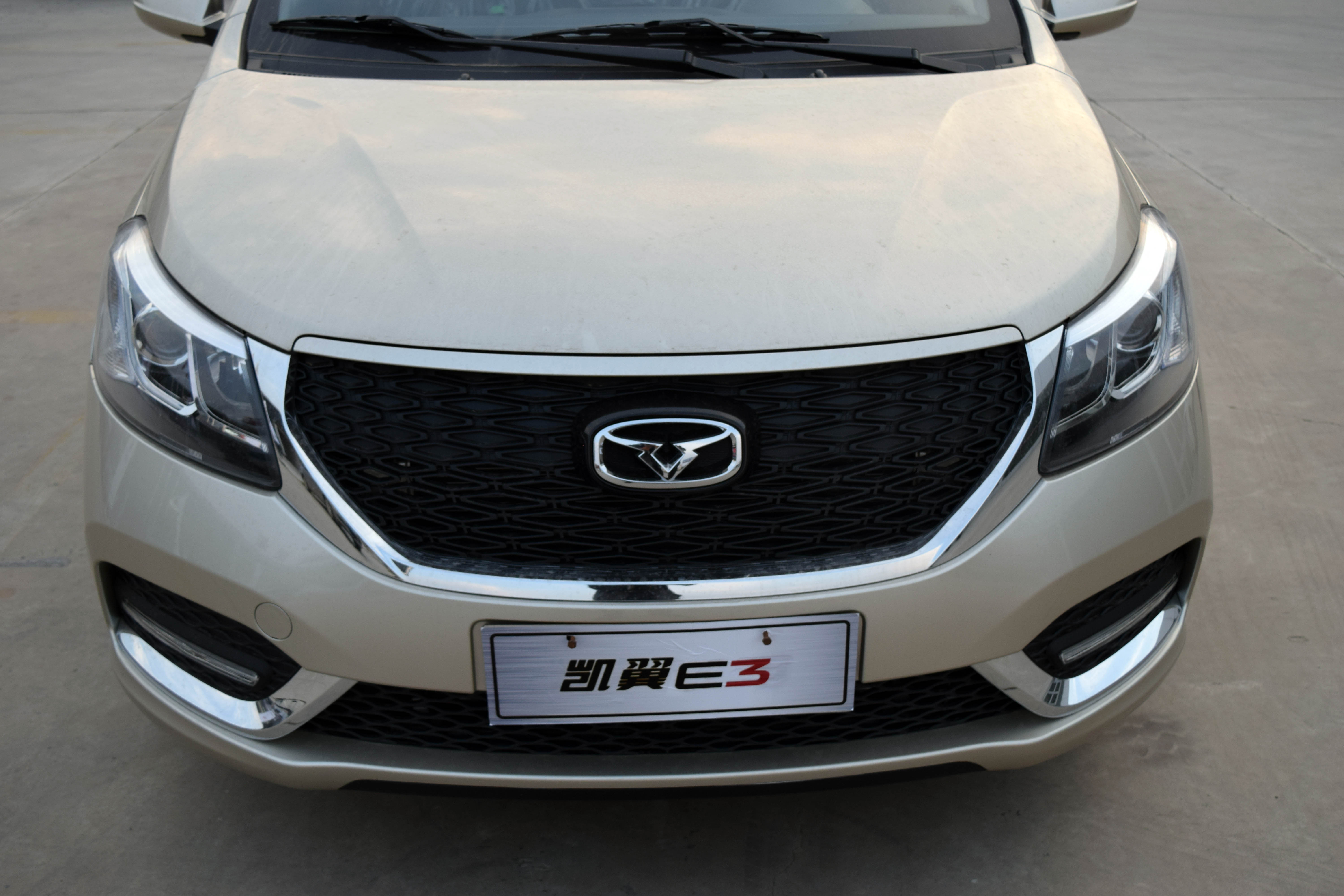 简单大方是整车外观设计的基调,但是简单并不意味着单调和呆板,凯翼e3