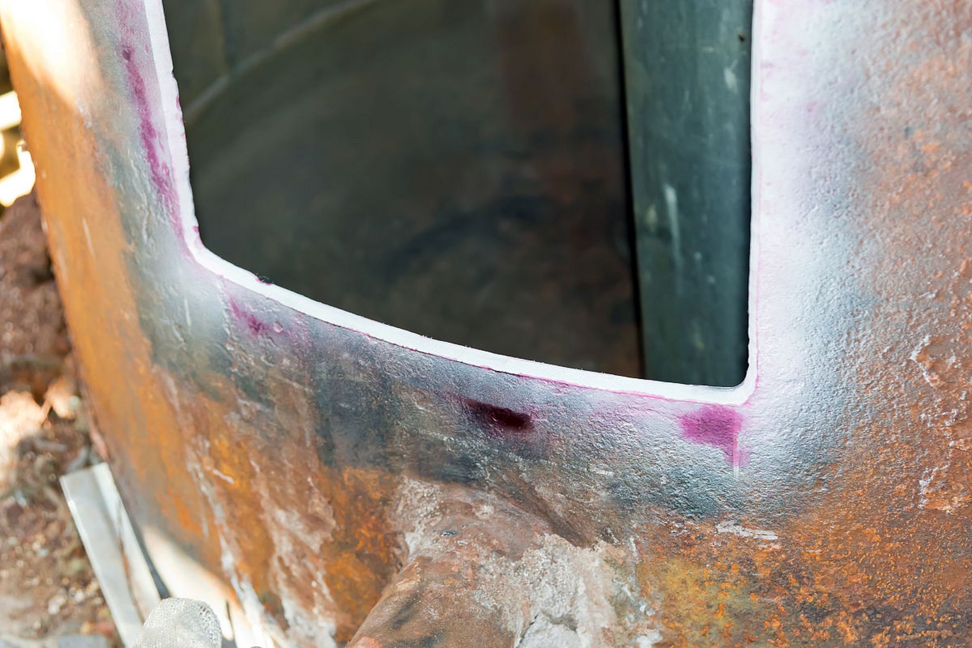 炉膛内部损耗的原因分析: 炉膛内一般采用耐火浇注料,耐火砖或浇注料