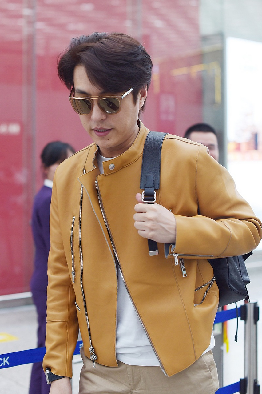 演员靳东被假冒名义开设抖音号诈骗女性,引发对网络诈骗问题的关注.