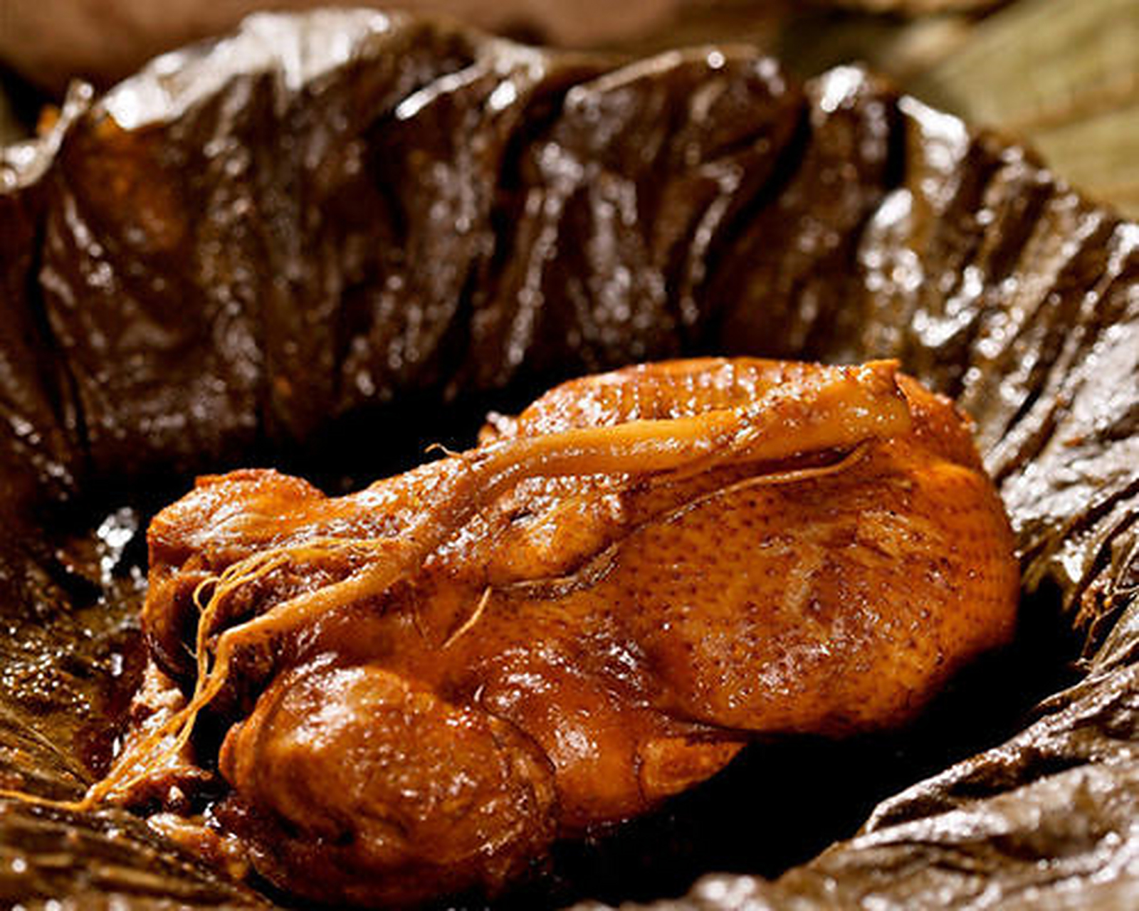 叫化鸡又名黄泥煨鸡.