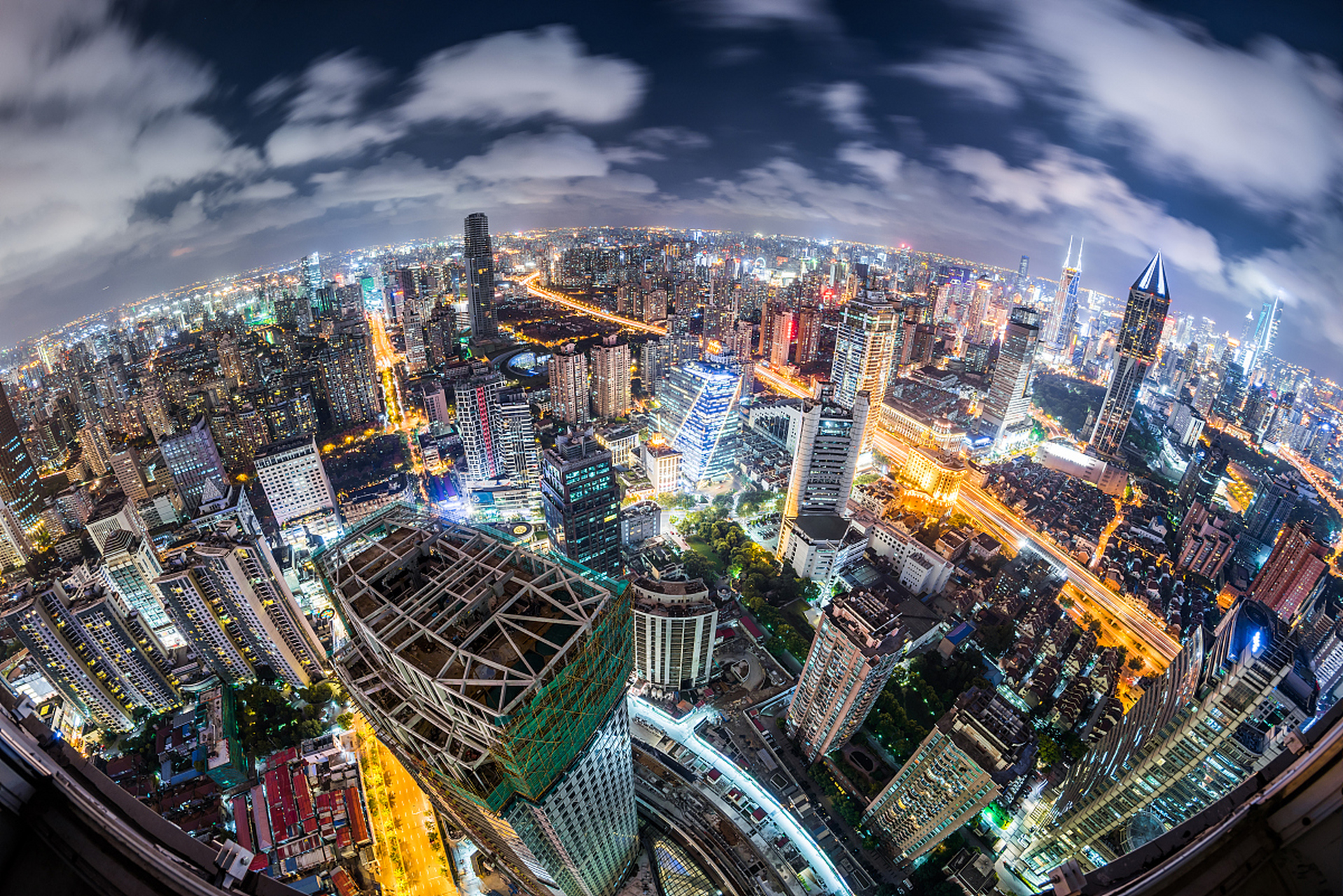 身处高楼之巅,俯瞰璀璨景致,我感叹城市的→zs883·vip→魅力,如同