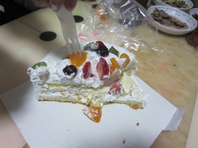 女生给男朋友过生日,送"超美味蛋糕",吃进嘴后,觉得有些异样