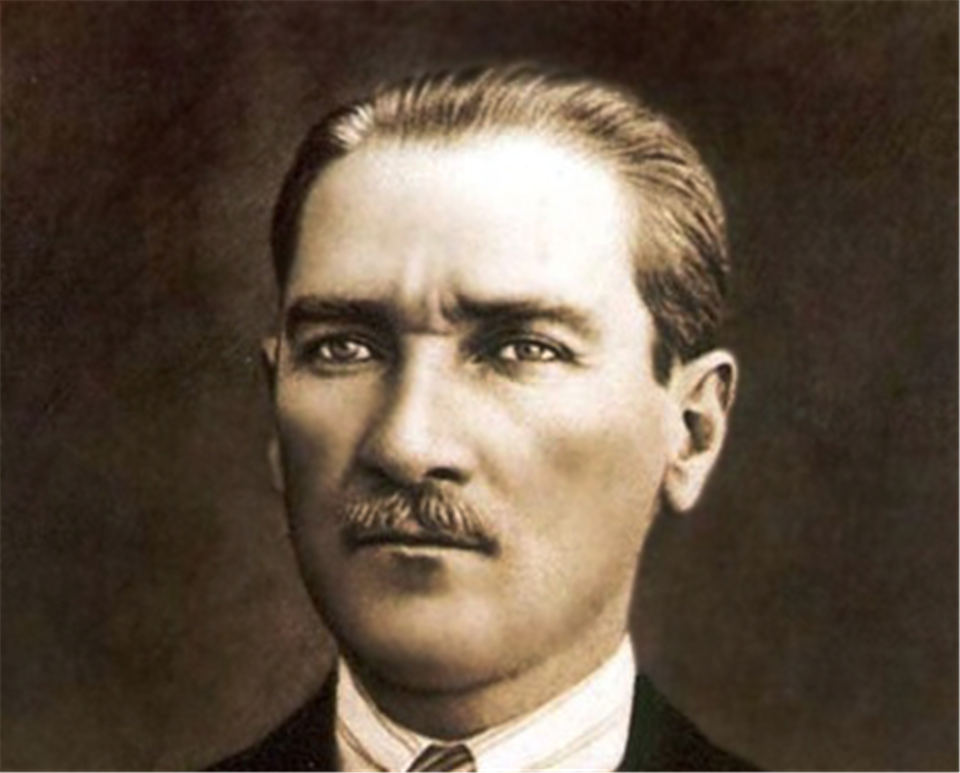 凯末尔离开军队返回伊斯坦布尔,开始其民族独立战争的生涯