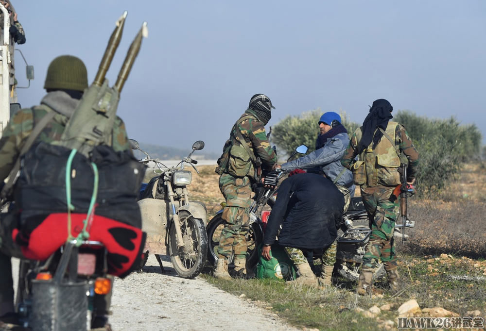 叙利亚政府军加强攻势 士兵骑摩托上前线 重型武器装备分外珍贵