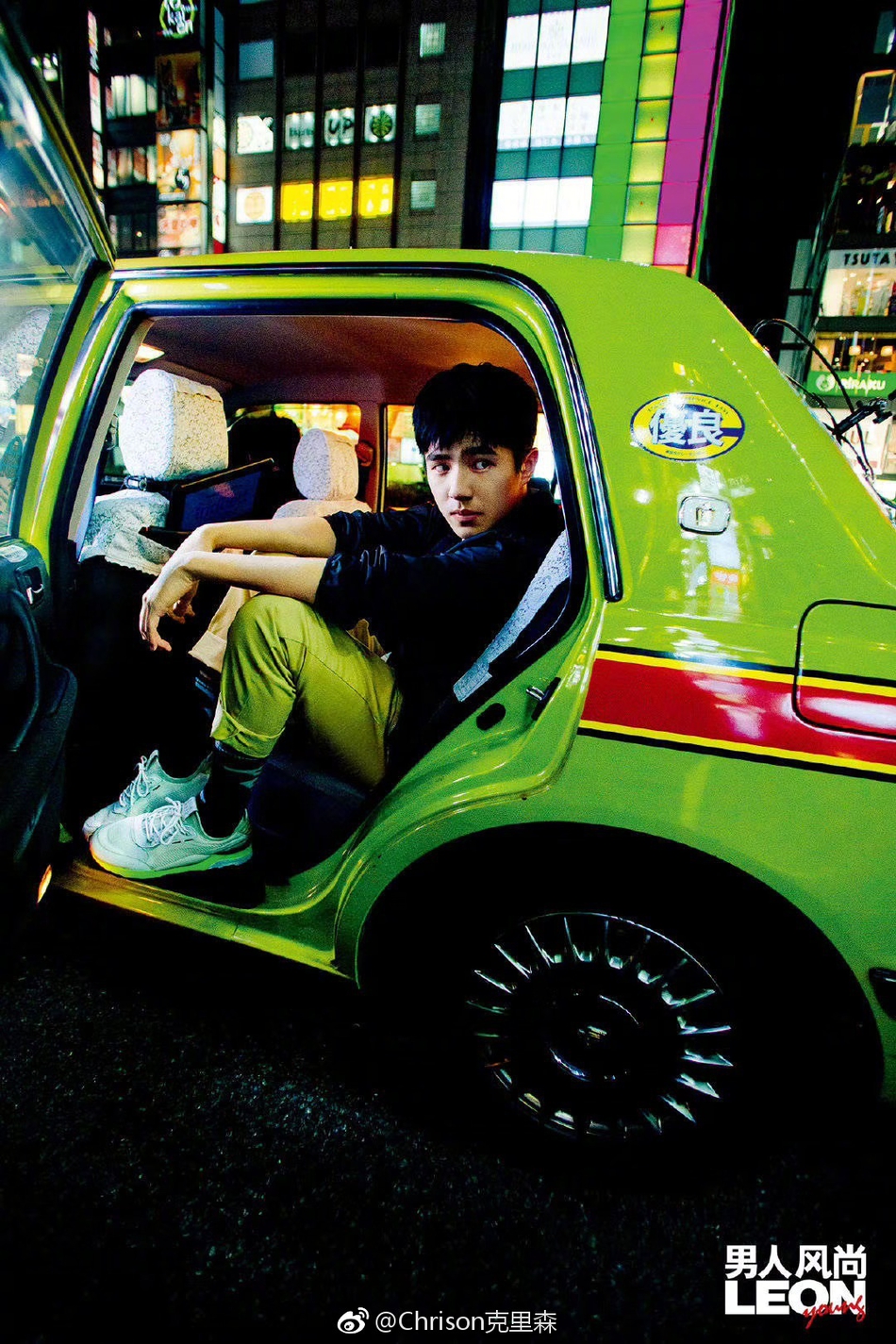 刘昊然东京街头大片曝光 霓虹斑斓中痞笑感染力十足