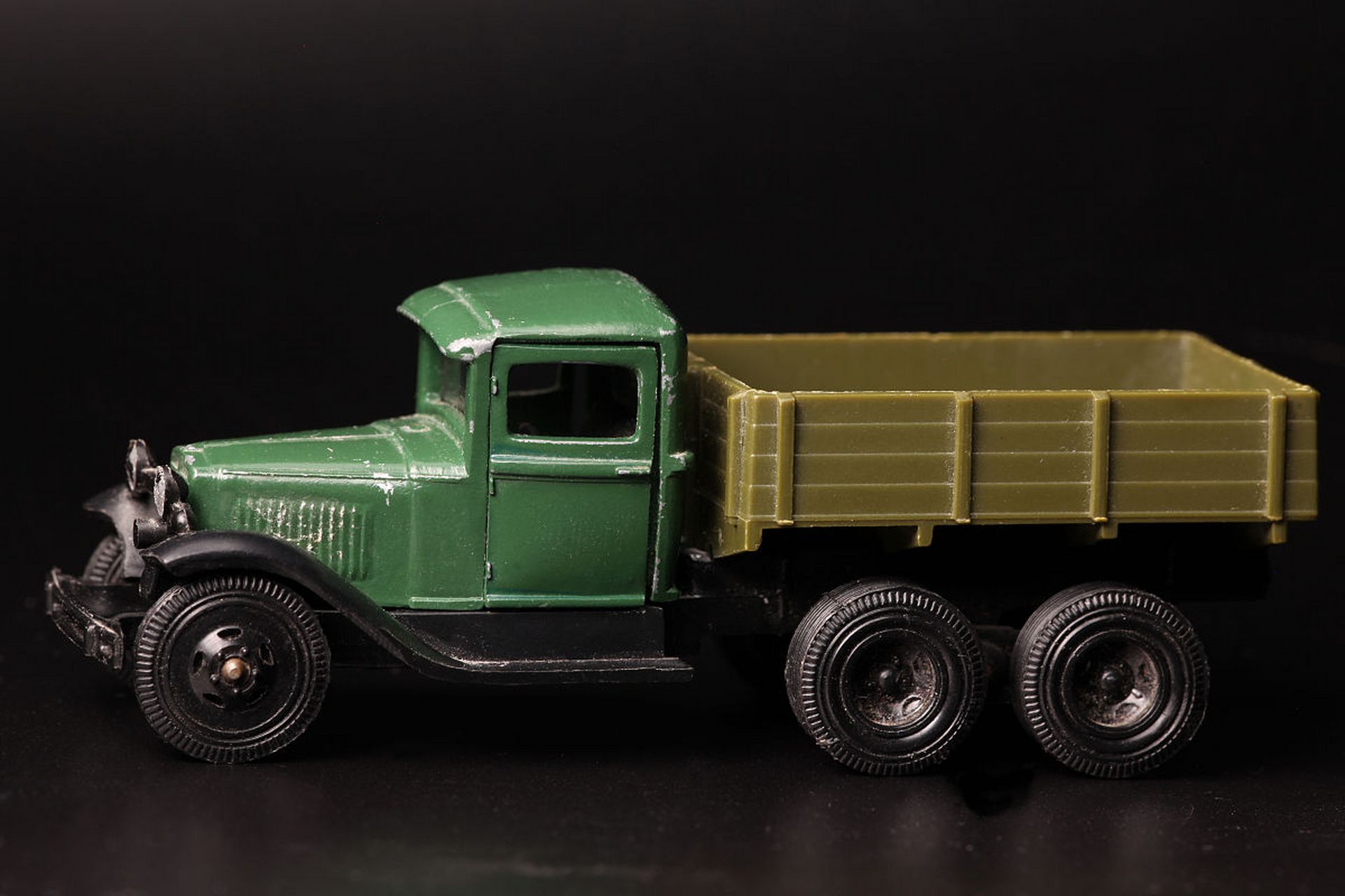 平时在抗日电视剧中看到的运输卡车的原型大多是道奇t234型军用卡车
