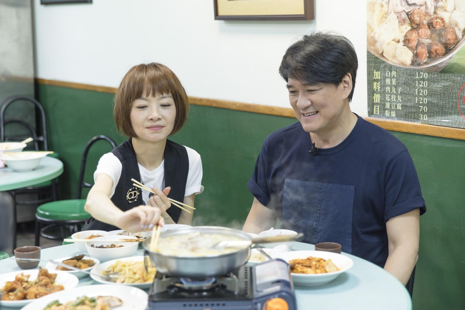 组图:周华健一身深蓝穿搭简单随性 与鲁豫餐桌畅聊状态佳