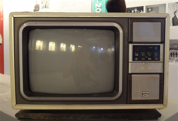还记得最早的电视机,步入我们生活中吗?再想起时满满的回忆