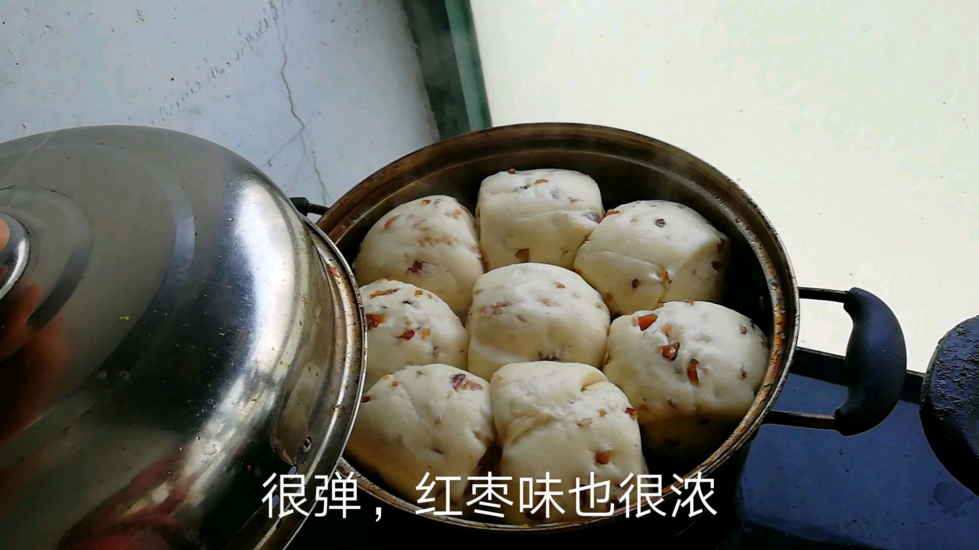 宝妈在家做红枣馒头,出锅后香甜可口,流口水了