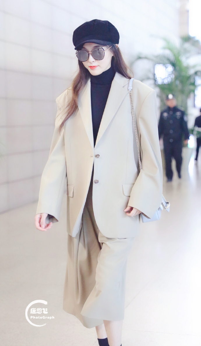 唐嫣穿西装现身机场启程巴黎时装周,戴黑色制服帽和墨镜皮肤白皙