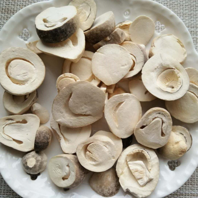 原料:牛排,西兰花,冻干草菇干,黑椒牛排酱粉,黄油.