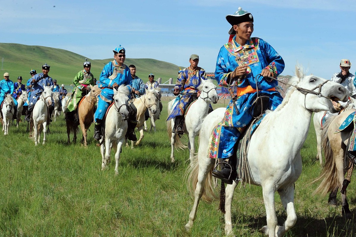 坝上草原位于河北与内蒙古交界,是中国代表性草原之一,可体验蒙古豪迈