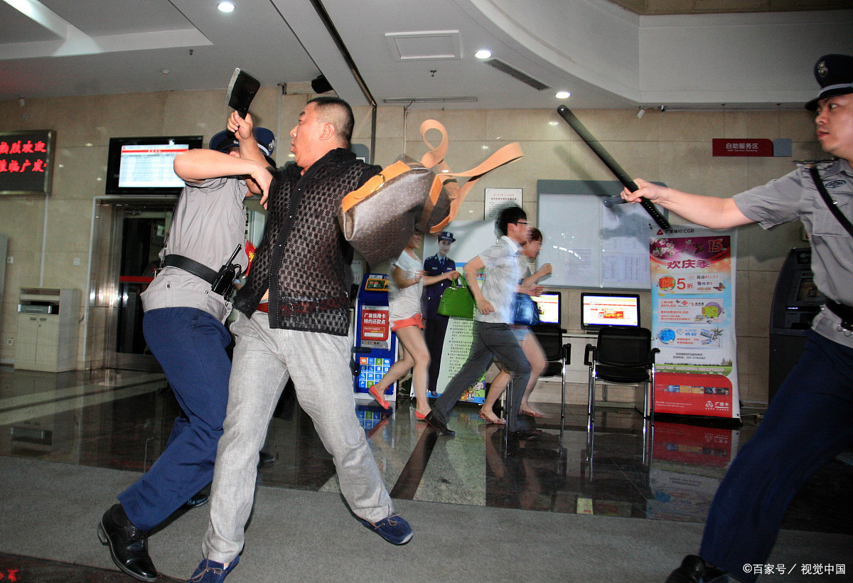 男子持菜菜刀抢银行,银行经理谈笑风生.为睿智的银行经理点赞!