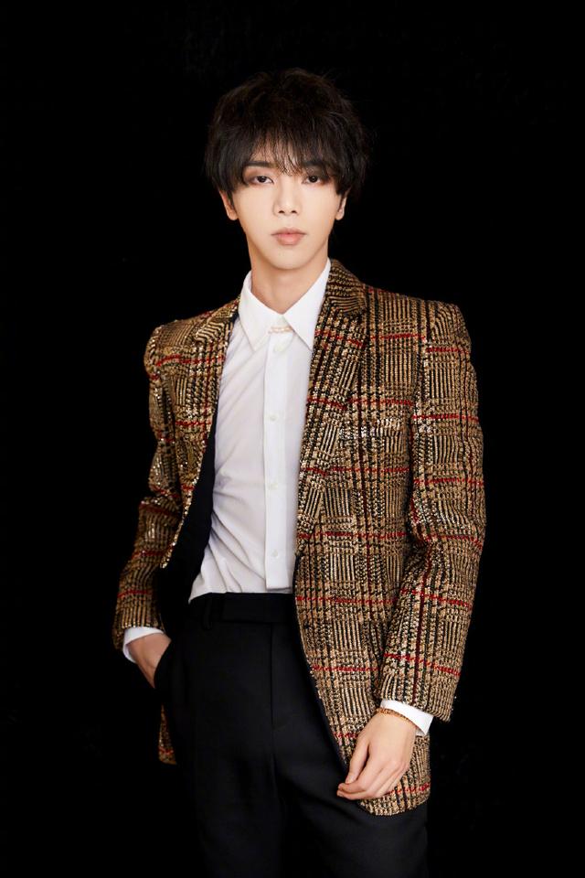 华晨宇明日之子总决赛两套look,红色衬衣真撩人!助力张钰琪夺冠