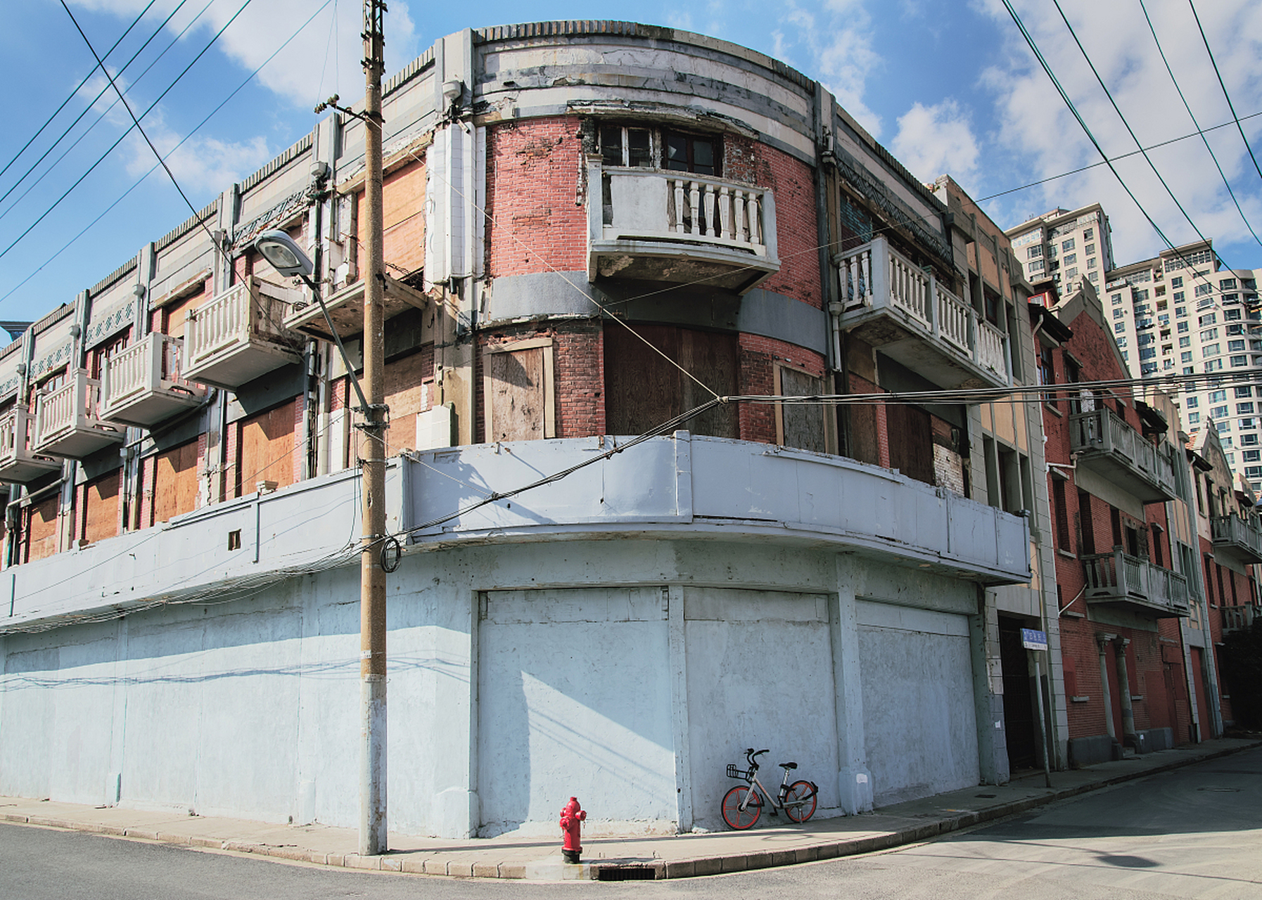 它兼具德式建筑与中国传统四合院建筑特色,是青岛目前保留最大的里院