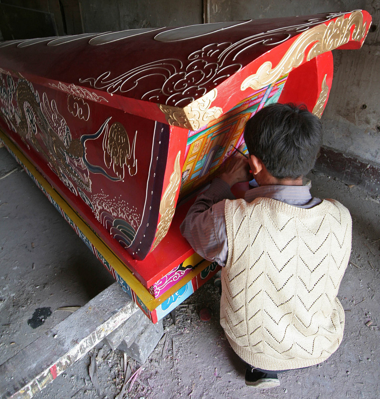 各地的独特形状更是传统习俗与地域文化的绚烂展示[原文:棺材为何一头