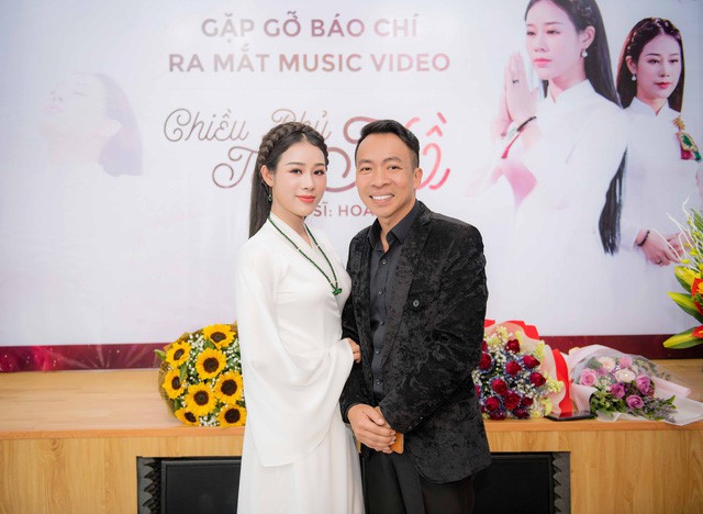 40岁男歌手娶18岁女孩为妻,现结婚12年生3个女儿生活幸福