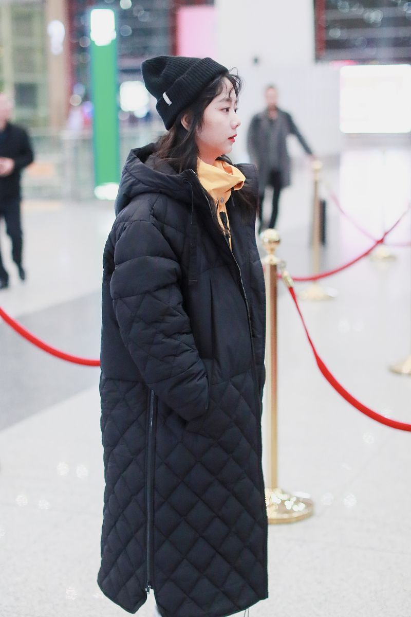 谭松韵街拍:黑色长棉服内搭thenorthface冲锋衣温暖舒适