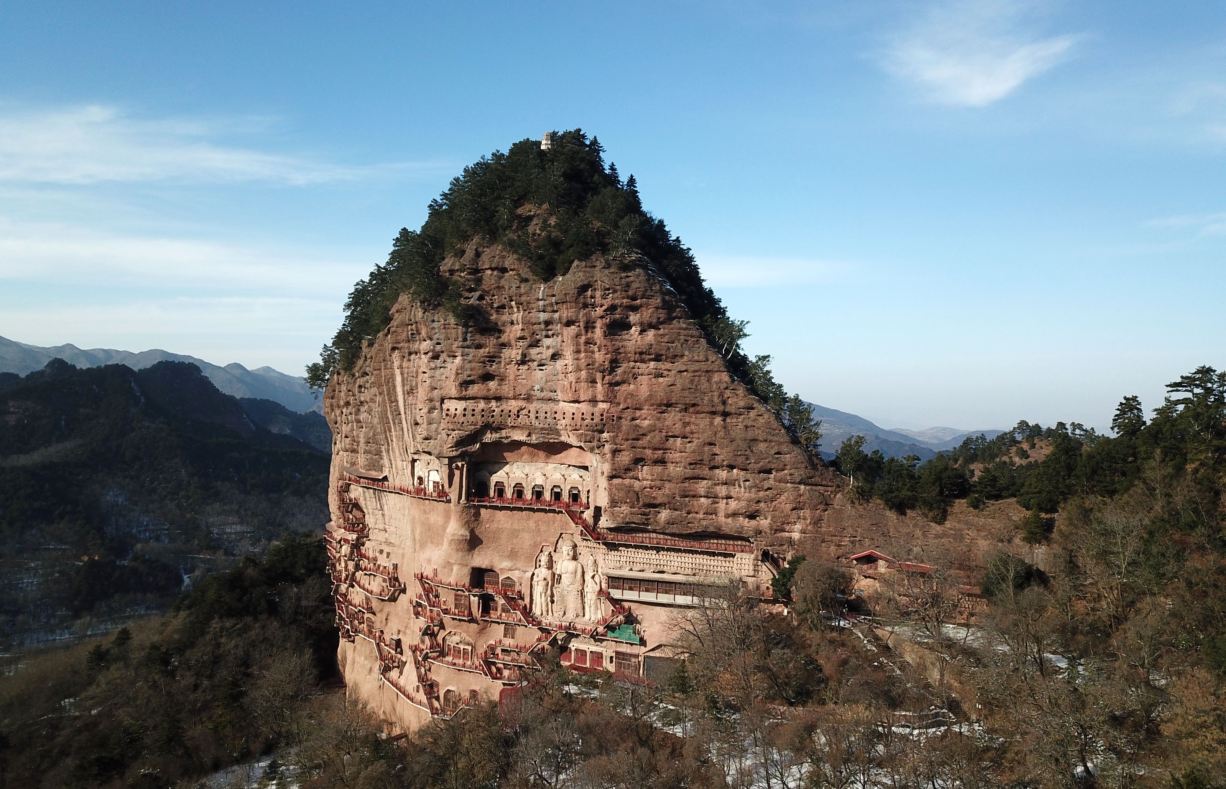 雪后初晴麦积山