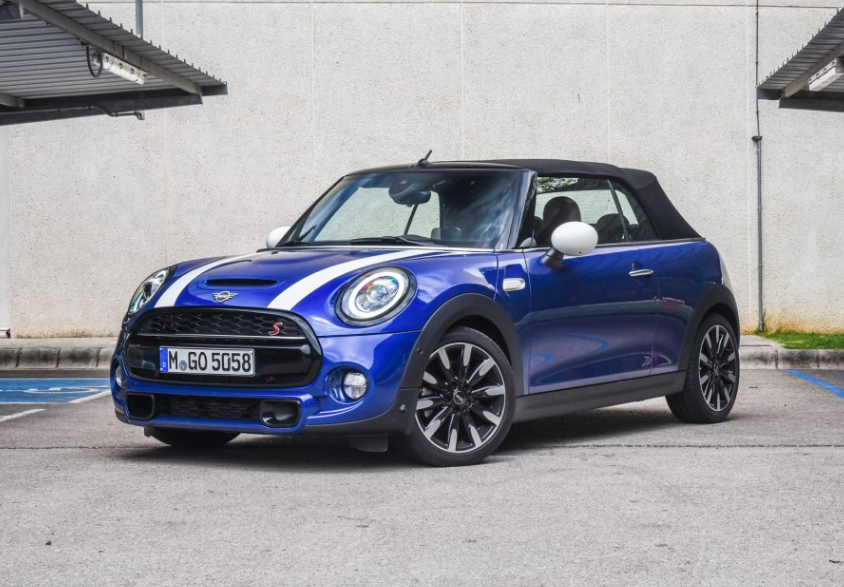 蓝色帅气宝马mini,这款比较潮流的汽车,能够突出该车的肌肉感觉,看