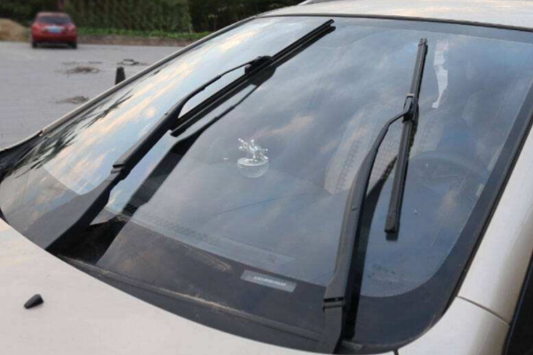 不知道雨刮器的这4个作用,不能算是老司机,学会对开车有好处