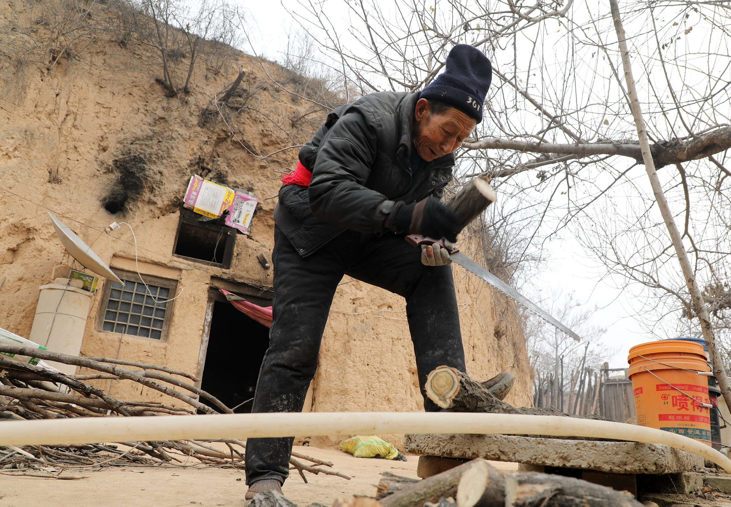 农村80岁老人沟底捡柴为儿子,一生贫苦,就是离不开一样东西!