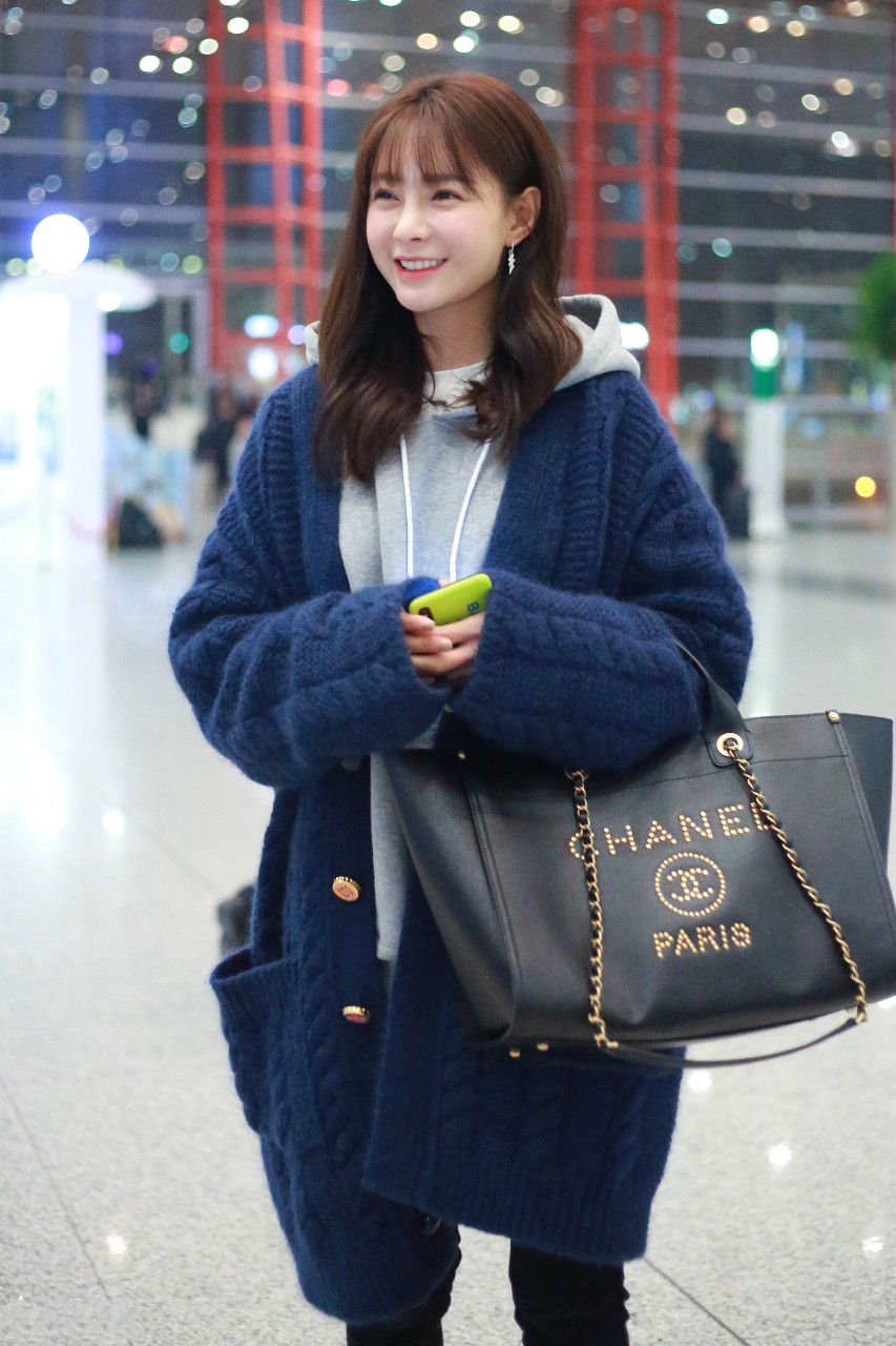 沈梦辰穿蓝色针织毛衣内搭灰色卫衣现身机场,皮肤白皙笑容灿烂