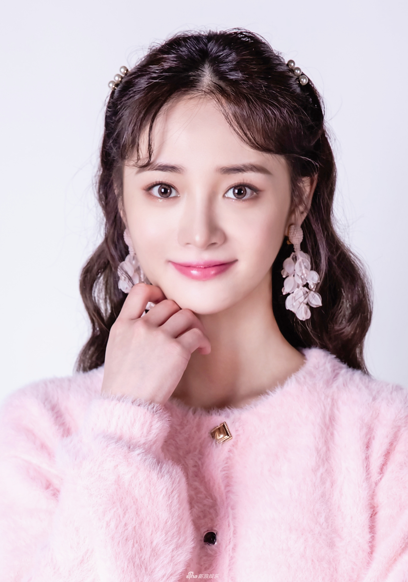 组图:周洁琼波浪长发搭粉外套甜美可爱 白色琼花耳坠更添少女感