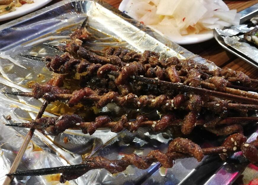 烧烤摊的烤猪鞭都是哪来的?不要瞎猜,它真不是什么稀有东西