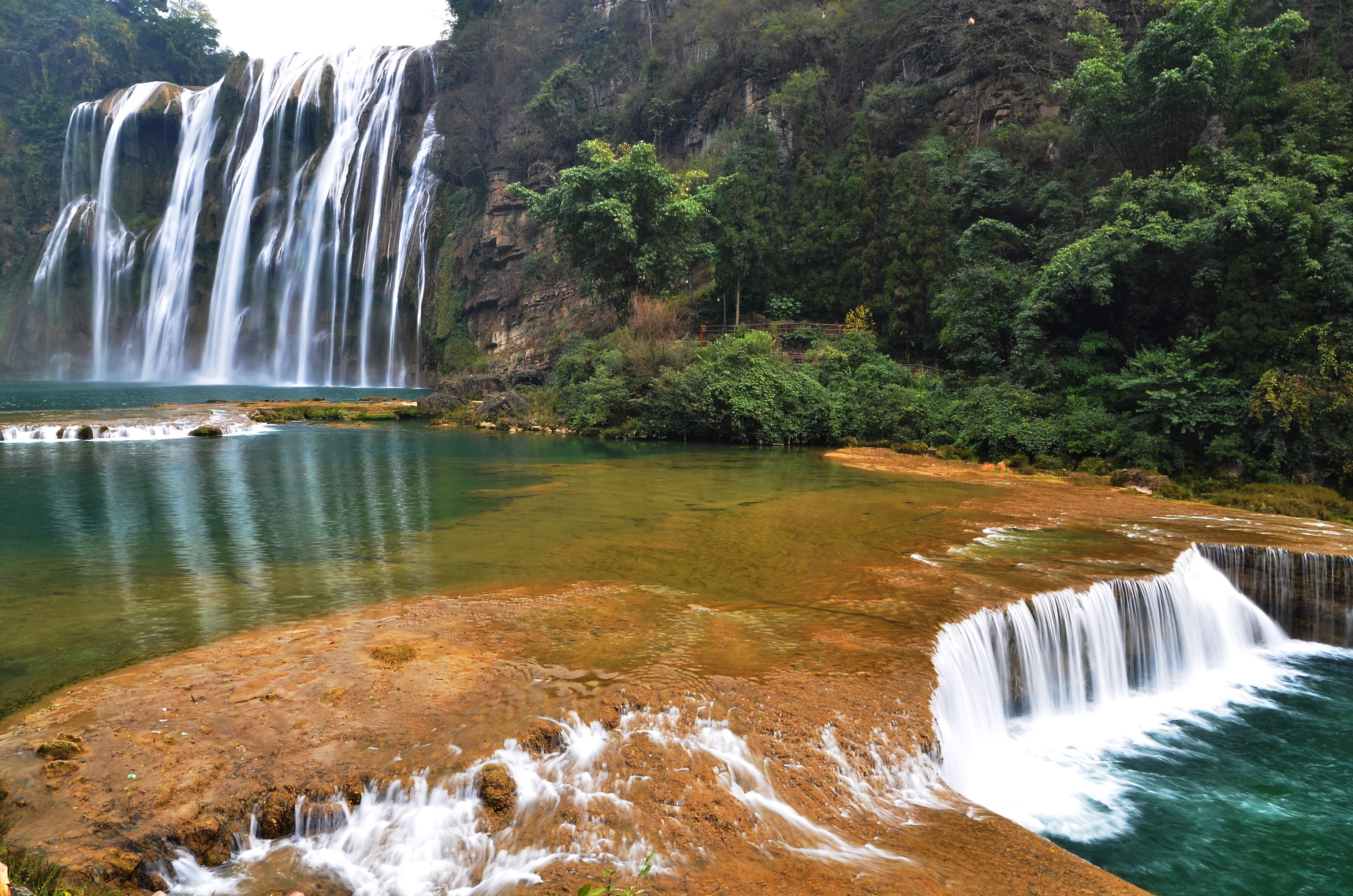 黄果树大瀑布是亚洲最大的瀑布,雄奇壮阔,十分壮丽美绝伦