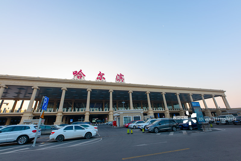 2018年12月2日,哈尔滨,晨光下的哈尔滨机场新航站楼熠熠生辉,自今年新