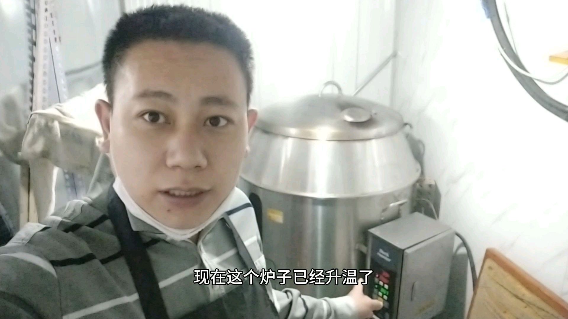 小伙用电烤鸭炉,和碳烤鸭比看效果如何