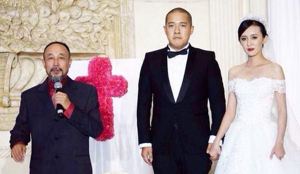 29岁搭档靳东爆红,公婆都是大腕,嫁"丑老公"婚礼遇尴尬!