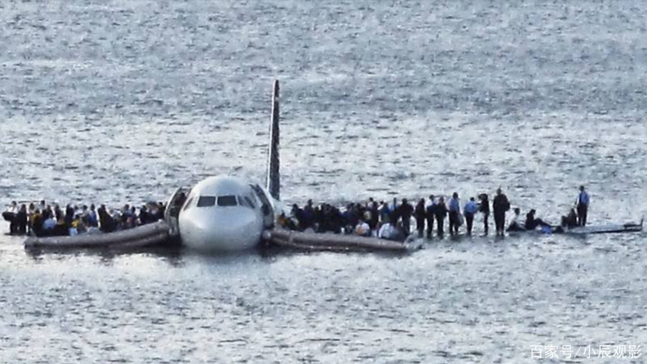 飛機起飛後撞鳥群,危急關頭機長迫降河面,真實改編電影薩利機長