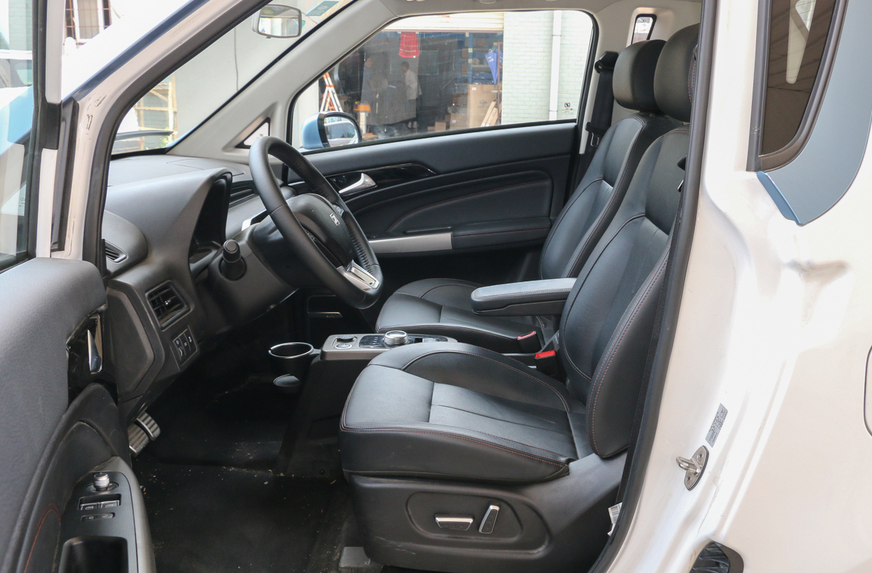 车身线条流畅的设计风格,众泰e200新能源,深受人们的喜爱