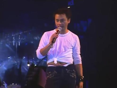 张国荣有多会穿?白色卫衣搭牛仔裤,上衣打个结小肚腩抢镜