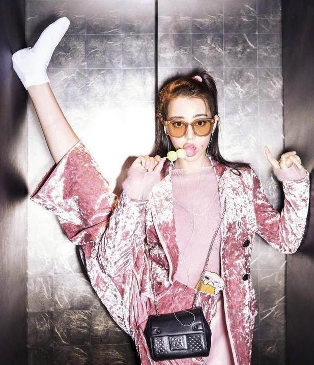 热巴劈叉周冬雨上树不算什么?baby才叫敬业