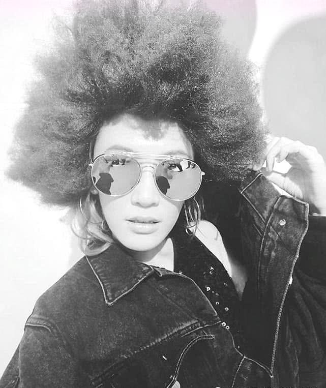 搞怪女星应采儿晒自拍爆炸头发型,抢镜率十足