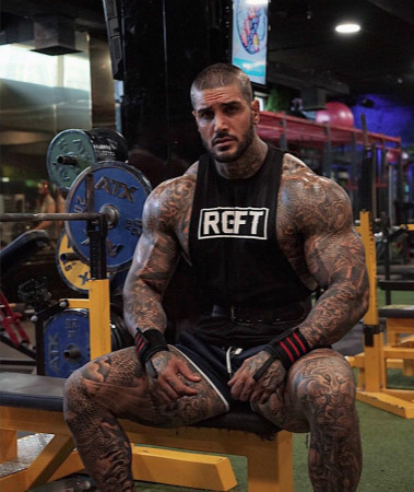 196公分的肌肉奶爸,纹身是他最大的亮点,不过却让人很难接受