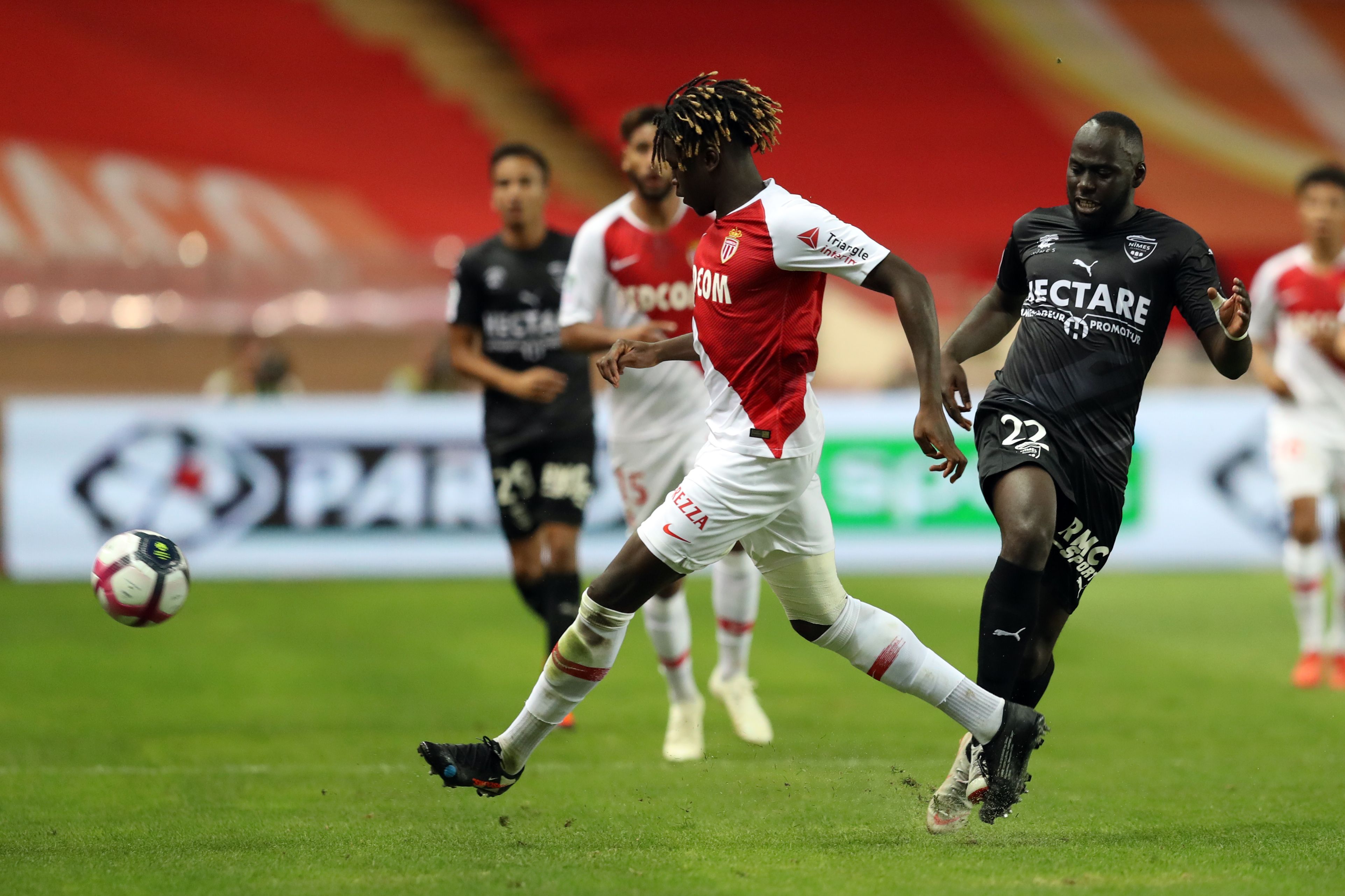 足球——法甲联赛:摩纳哥平尼姆(2)