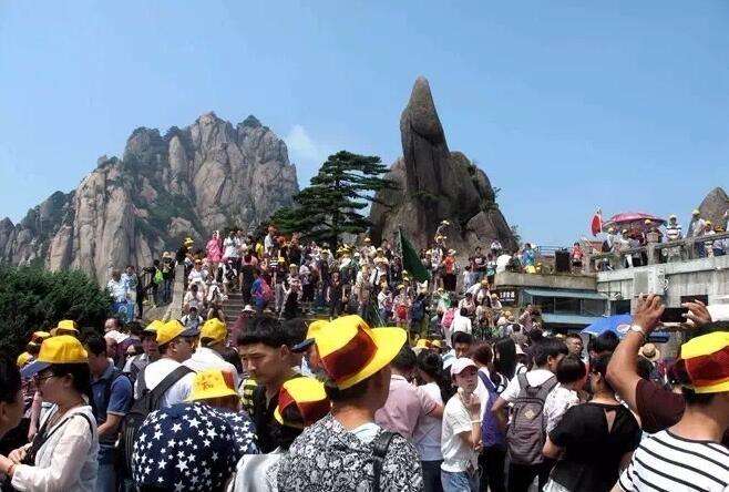 5天超15万人涌入黄山,游客买票难索道难上厕所难,上不去下不来