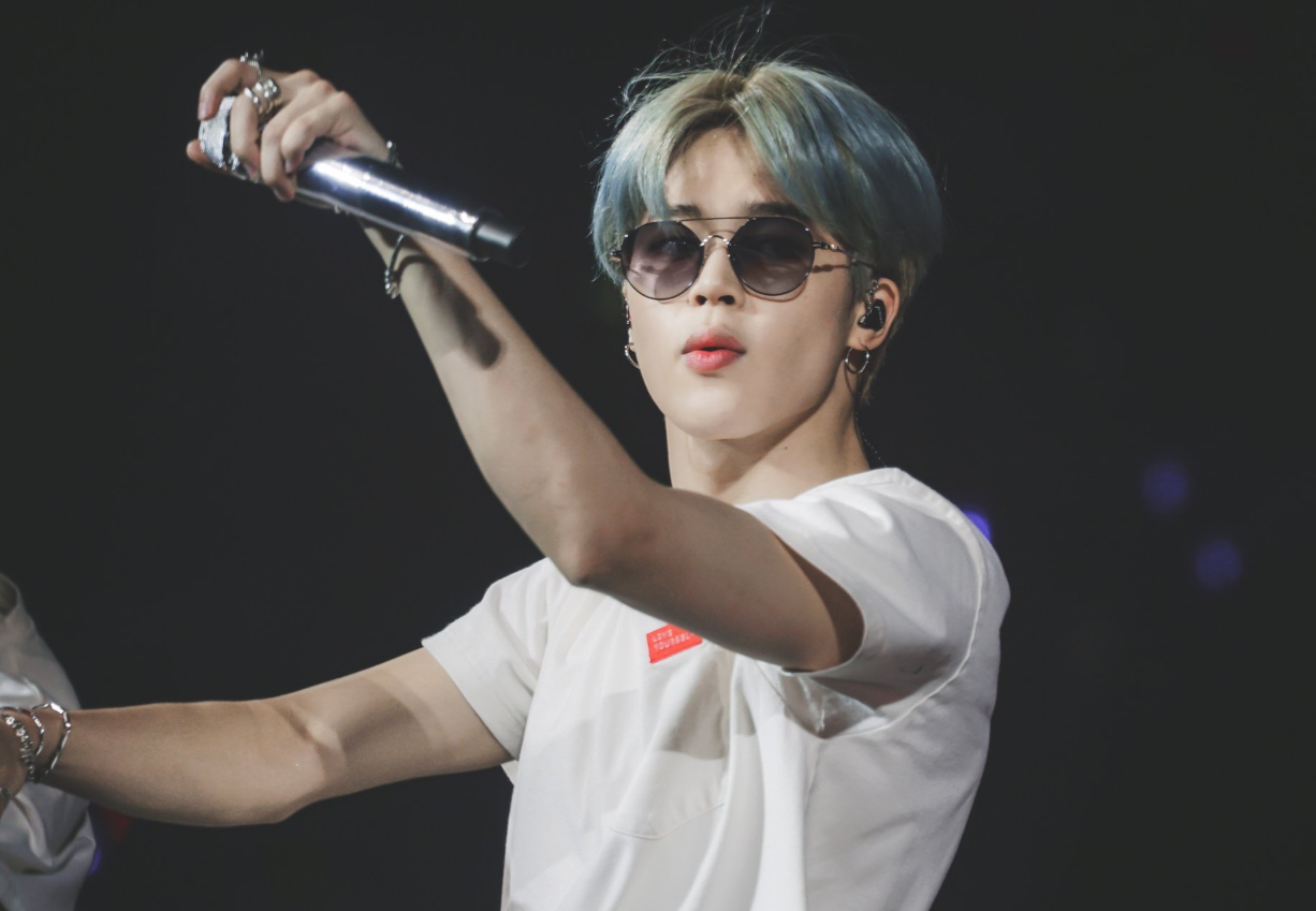 防弹少年团朴智旻:笑眼男孩也能很帅气,舞台上耀眼的歌手